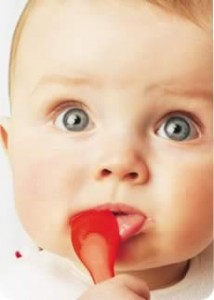bebe comiendo